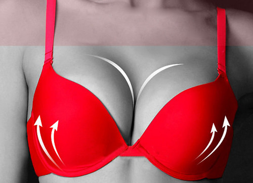 Chúng tạo dáng ngực thẳng và khe ngực căng