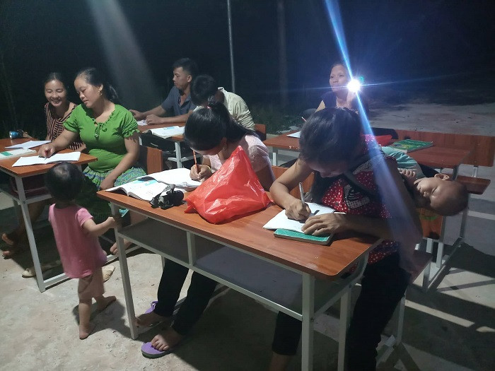 Bà con đồng bào dân tộc Mông vui vẻ khi đi học chữ (Ảnh:H.H) Bà con đồng bào dân tộc Mông vui vẻ khi đi học chữ (Ảnh:H.H)