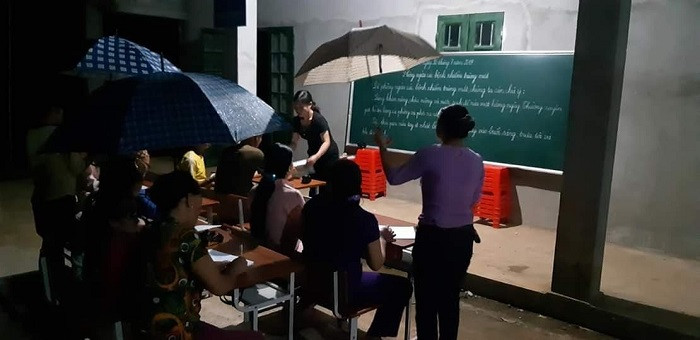 Những ngày mưa, bà con vừa che ô, vừa học (Ảnh:H.H) Những ngày mưa, bà con vừa che ô, vừa học (Ảnh:H.H)