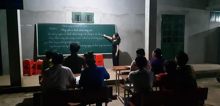 Khung cảnh lớp học ở bản Mông do chị Khuyên đứng lớp (Ảnh:H.H) Khung cảnh lớp học ở bản Mông do chị Khuyên đứng lớp (Ảnh:H.H)