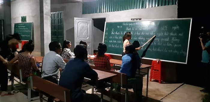 Chị Nống đang dạy chữ cho đồng bào dân tộc Mông (Ảnh:H.H) Chị Nống đang dạy chữ cho đồng bào dân tộc Mông (Ảnh:H.H)