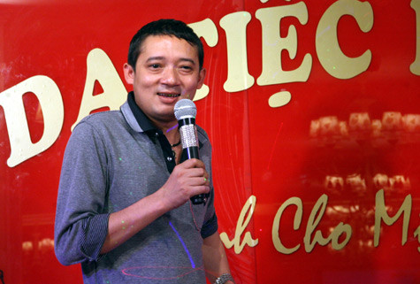 Khuôn mặt "sống động", cộng thêm tài ăn nói có duyên, Chiến Thắng thu hút sự chú ý của khán giả có mặt tại buổi khai trương. Khuôn mặt "sống động", cộng thêm tài ăn nói có duyên, Chiến Thắng thu hút sự chú ý của khán giả có mặt tại buổi khai trương.