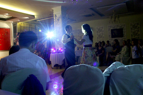 Cùng thưởng thức màn nhảy hết sức sôi động của vợ chồng một vũ công. Cùng thưởng thức màn nhảy hết sức sôi động của vợ chồng một vũ công.