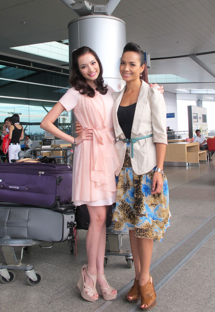 Trúc Diễm duyên dáng bên Thúy Hạnh. Trúc Diễm duyên dáng bên Thúy Hạnh.