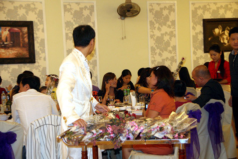 Khai trường đúng dịp 20/10, Venus Palace dành tặng những bông hoa tươi thắm nhất cho các khách hàng nữ của mình. Khai trường đúng dịp 20/10, Venus Palace dành tặng những bông hoa tươi thắm nhất cho các khách hàng nữ của mình.