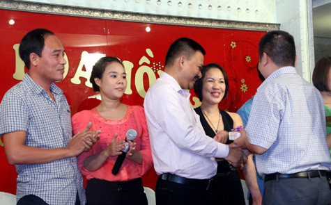 Trao giải thưởng cho người thắng cuộc. Trao giải thưởng cho người thắng cuộc.