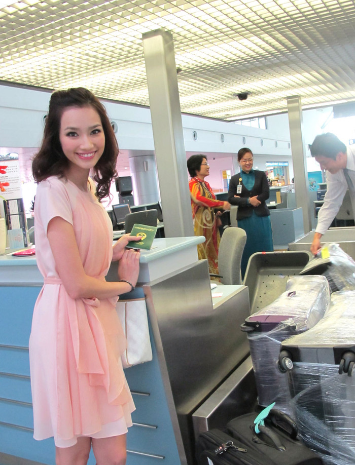 Chuẩn bị làm các thủ tục cho chuyến bay sang Trung Quốc. Chuẩn bị làm các thủ tục cho chuyến bay sang Trung Quốc.