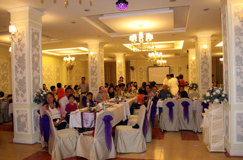 Dạ tiệc hoa hồng diễn ra trong gần 3 tiếng đã góp phần làm tăng thêm tình yêu gia đình, vợ chồng, lứa đôi. Dạ tiệc hoa hồng diễn ra trong gần 3 tiếng đã góp phần làm tăng thêm tình yêu gia đình, vợ chồng, lứa đôi.