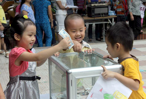 Các bé trường mầm non háo hức được góp tiền ủng hộ các bạn học sinh vùng cao. Ảnh: Văn Trinh. Các bé trường mầm non háo hức được góp tiền ủng hộ các bạn học sinh vùng cao. Ảnh: Văn Trinh.