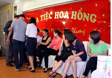 Không chỉ được thưởng thức tiết mục hài thú vị, các khách mời còn được tham gia trò chơi vui nhộn: Nắm tay tìm một nửa của mình. Trò chơi xem ra rất thú vị, được nhiều người hào hứng tham gia. Không chỉ được thưởng thức tiết mục hài thú vị, các khách mời còn được tham gia trò chơi vui nhộn: Nắm tay tìm một nửa của mình. Trò chơi xem ra rất thú vị, được nhiều người hào hứng tham gia.