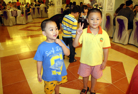 Không chỉ người lớn, trẻ em cũng tỏ ra thích thú với buổi tiệc đặc biệt mà Venus Palace dành tặng chị em phụ nữ nhân ngày 20/10. Không chỉ người lớn, trẻ em cũng tỏ ra thích thú với buổi tiệc đặc biệt mà Venus Palace dành tặng chị em phụ nữ nhân ngày 20/10.