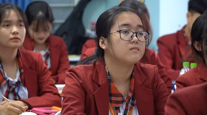 Học sinh lớp 12 của trường Nam Việt trong giờ học (ảnh: P.L)