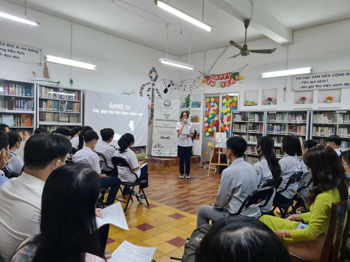 Buổi báo cáo tiết học dự án "Sách và những chuyến đi" của lớp 10A13 (Ảnh: P.L) Buổi báo cáo tiết học dự án "Sách và những chuyến đi" của lớp 10A13 (Ảnh: P.L)