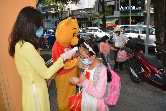 Học sinh trường tiểu học Nguyễn Bỉnh Khiêm được lì xì ngay từ cổng vào (ảnh: NTCC) Học sinh trường tiểu học Nguyễn Bỉnh Khiêm được lì xì ngay từ cổng vào (ảnh: NTCC)