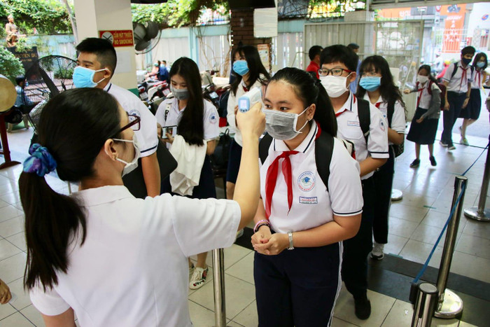 Học sinh trường Trung học cơ sở Nguyễn Du, quận 1 được đo thân nhiệt từ cổng (ảnh: NTCC) Học sinh trường Trung học cơ sở Nguyễn Du, quận 1 được đo thân nhiệt từ cổng (ảnh: NTCC)