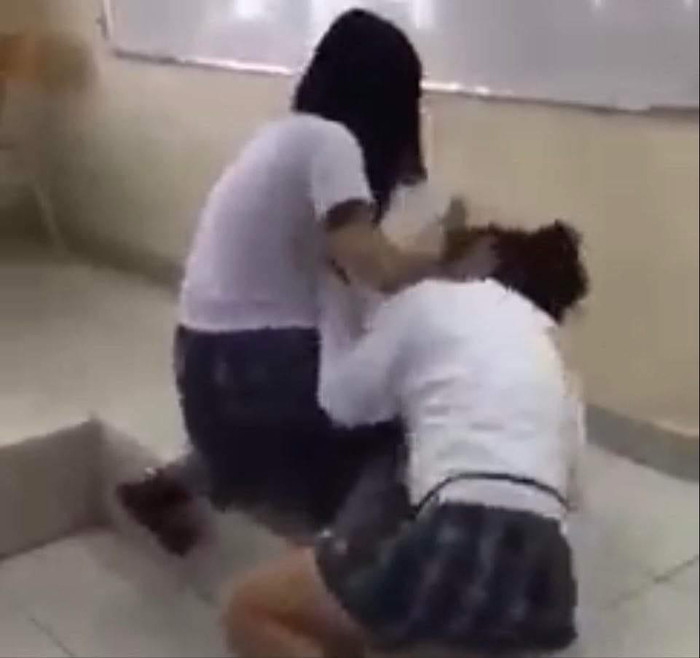 Một cảnh tượng nữ sinh Phan Đăng Lưu đánh nhau kinh hoàng trong clip Một cảnh tượng nữ sinh Phan Đăng Lưu đánh nhau kinh hoàng trong clip