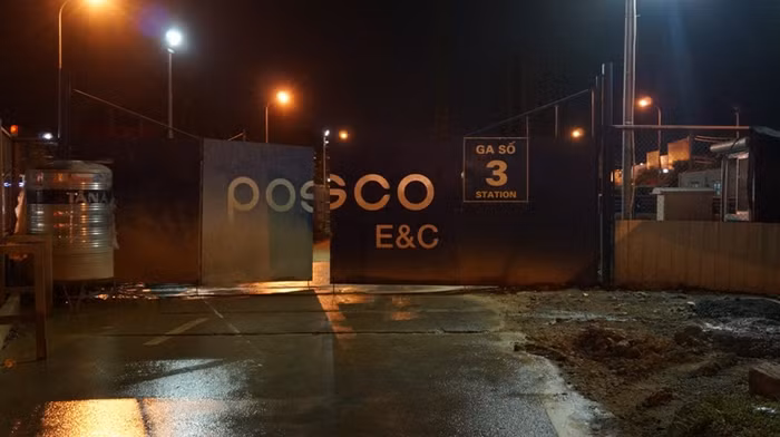 Tại ga số 3 tình hình có khá hơn, thấy lác đác vài công nhân đang dọn dẹp công cụ lao động