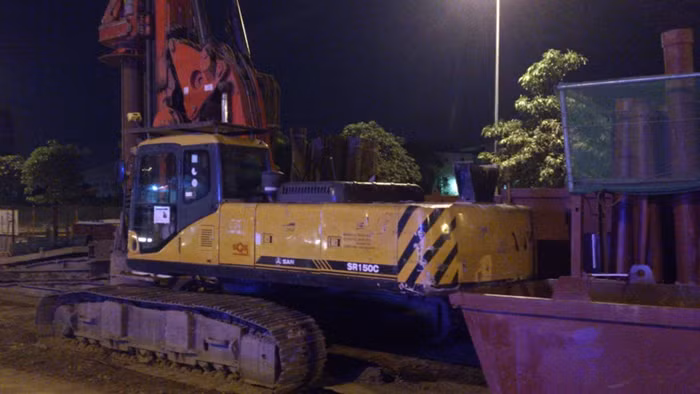 Một dự án trọng điểm đang cần đẩy nhanh tiến độ nhưng mới hơn 8h tối, máy móc đã được cho về "nghỉ ngơi"