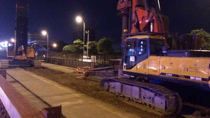 Thế nhưng nhà thầu lại thi công rất chậm. Với cách làm việc này không biết đến bao giờ mặt bằng tuyến đường mới được trả lại?