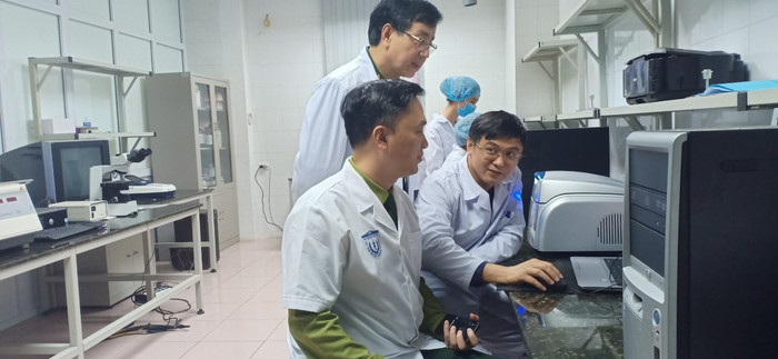 Nhóm nghiên cứu bộ kit thử nCoV của Học viện Quân y (Ảnh: Vũ Ninh) Nhóm nghiên cứu bộ kit thử nCoV của Học viện Quân y (Ảnh: Vũ Ninh)