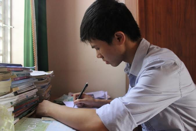 Phùng Văn Nam chăm chỉ học tập để đạt kết quả tốt nhất. (Ảnh nhân vật cung cấp)
