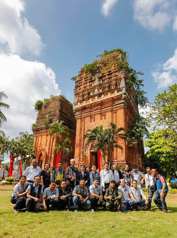 Chụp ảnh giao lưu bên Tháp Đôi.