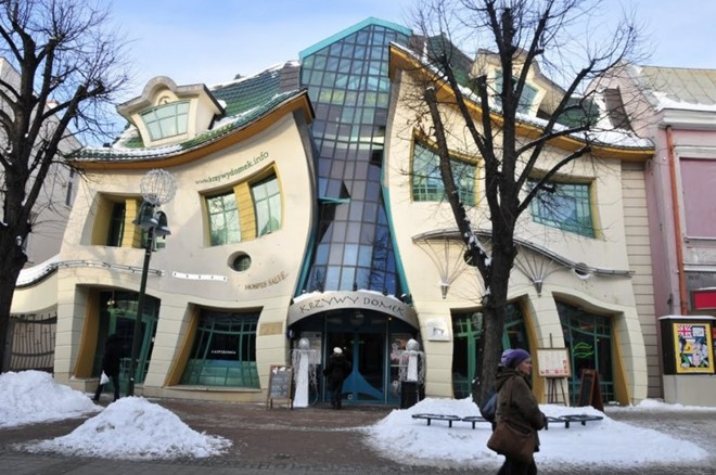 “Thế giới méo” và “Táo vẹo”