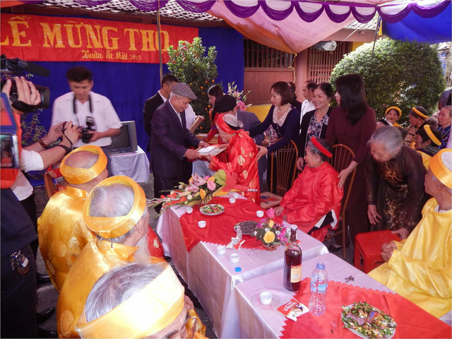 Lễ mừng thọ là dịp để con cháu bày tỏ tình cảm với những người cao tuổi trong gia đình. (Ảnh minh họa trên Báo Gia đình và Xã hội) Lễ mừng thọ là dịp để con cháu bày tỏ tình cảm với những người cao tuổi trong gia đình. (Ảnh minh họa trên Báo Gia đình và Xã hội)