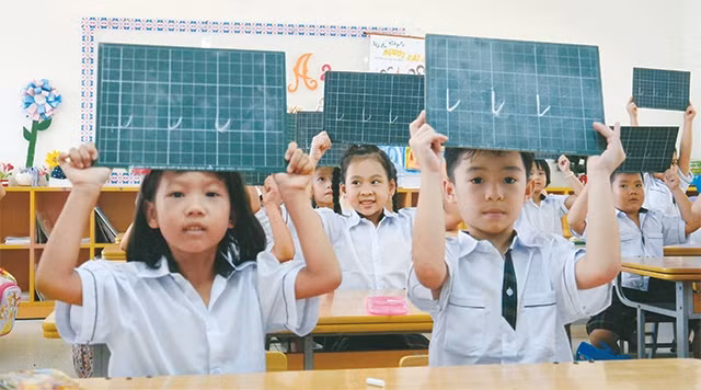 Thầy Mỹ Dennis Berg nêu quan điểm mức lương và phẩm giá của giáo viên ảnh 7 Thầy Mỹ Dennis Berg nêu quan điểm mức lương và phẩm giá của giáo viên ảnh 7