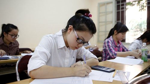 Thi kiểu gì thì giám thị và thí sinh vẫn việc ai nấy làm ảnh 2 Thi kiểu gì thì giám thị và thí sinh vẫn việc ai nấy làm ảnh 2