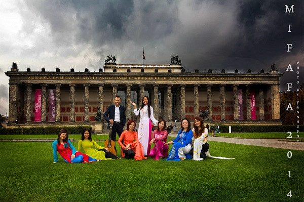 Tác giả Trương Anh Tú cùng Hội văn hóa phụ nữ Mifafa trong một lần hội diễn, giao lưu văn hóa nghệ thuật tại Berlin. Tác giả Trương Anh Tú cùng Hội văn hóa phụ nữ Mifafa trong một lần hội diễn, giao lưu văn hóa nghệ thuật tại Berlin.