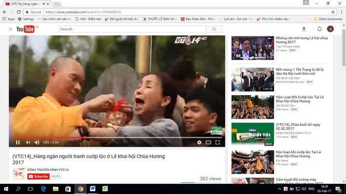 Hàng ngàn người tranh cướp lộc ở lễ khai hội chùa Hương 2017. (Ảnh cắt từ clip của Vtc14) Hàng ngàn người tranh cướp lộc ở lễ khai hội chùa Hương 2017. (Ảnh cắt từ clip của Vtc14)