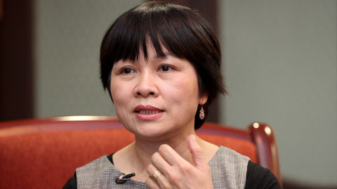 Tiến sĩ Khuất Thu Hồng cho rằng "so sánh việc tặng hoa với những món quà vật chất thì thật khập khiễng". Tiến sĩ Khuất Thu Hồng cho rằng "so sánh việc tặng hoa với những món quà vật chất thì thật khập khiễng".