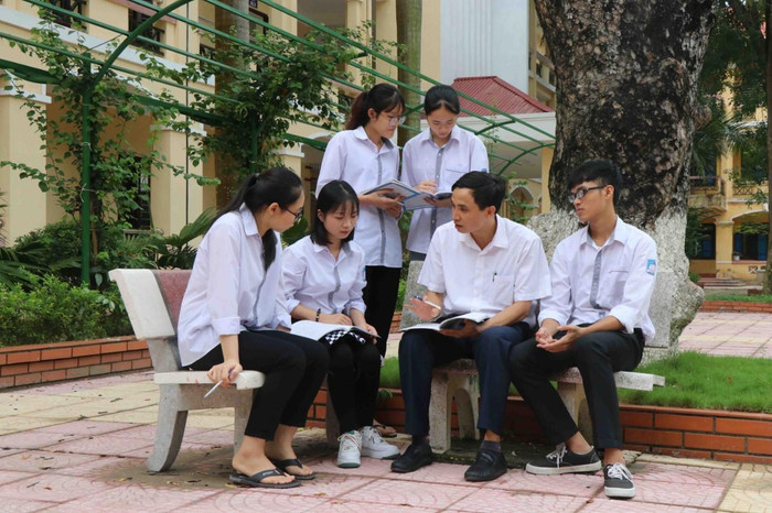 Thầy giáo dạy Hóa học Nguyễn Thùy Dương thường xuyên trao đổi, giải đáp mọi thắc mắc của Ngân (ngồi thứ 2 từ trái vào) và các bạn khi gặp bài khó để tìm ra cách giải hay và ngắn nhất. Ảnh: NVCC. Thầy giáo dạy Hóa học Nguyễn Thùy Dương thường xuyên trao đổi, giải đáp mọi thắc mắc của Ngân (ngồi thứ 2 từ trái vào) và các bạn khi gặp bài khó để tìm ra cách giải hay và ngắn nhất. Ảnh: NVCC.