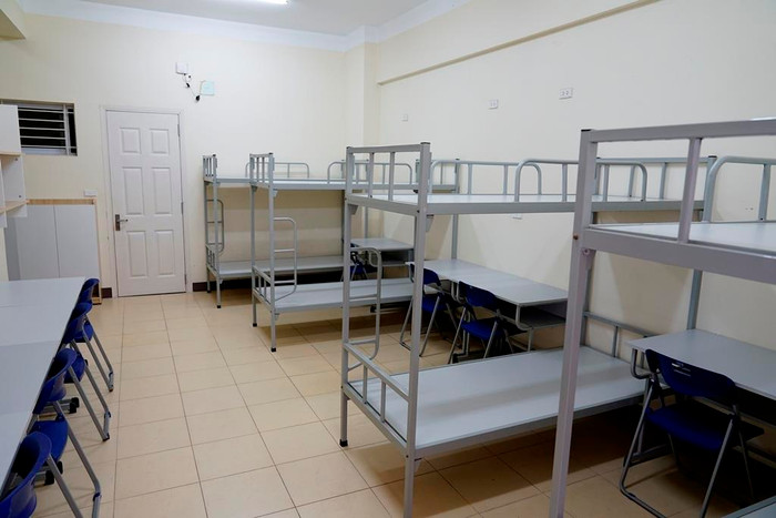 Phòng ở cho 8 sinh viên có đầy đủ bàn ghế học tập và tủ quần áo riêng. Phòng ở cho 8 sinh viên có đầy đủ bàn ghế học tập và tủ quần áo riêng.