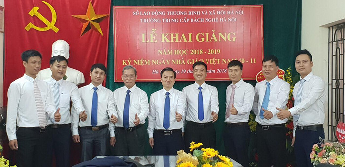 Ông Nguyễn An Thuyên, Hiệu trưởng Trường trung cấp Bách nghệ Hà Nội (đứng giữa) và ông Hà Văn Vẻ (bên phải ông Thuyên). Ảnh: Trường trung cấp Bách nghệ Hà Nội. Ông Nguyễn An Thuyên, Hiệu trưởng Trường trung cấp Bách nghệ Hà Nội (đứng giữa) và ông Hà Văn Vẻ (bên phải ông Thuyên). Ảnh: Trường trung cấp Bách nghệ Hà Nội.