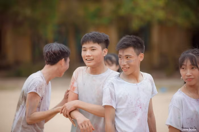 Em Đào Minh Vũ (thứ hai từ trái qua), một trong hai thí sinh của cả nước đạt điểm 10 môn Vật Lý kỳ thi Quốc gia 2019 trong buổi chia tay tuổi học trò. Ảnh: NVCC.