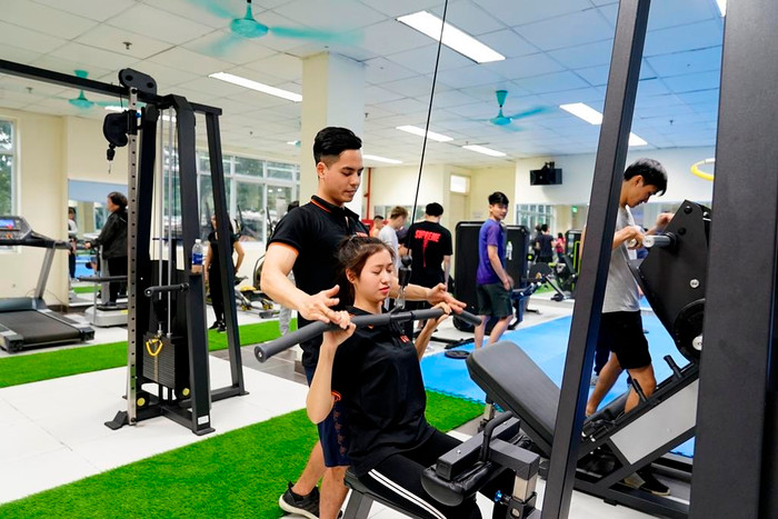 Phòng tập gym với chi phí chỉ 90.000 đồng/tháng giúp sinh viên rèn luyện thể lực, sức khỏe sau những giờ học tập căng thẳng. Phòng tập gym với chi phí chỉ 90.000 đồng/tháng giúp sinh viên rèn luyện thể lực, sức khỏe sau những giờ học tập căng thẳng.