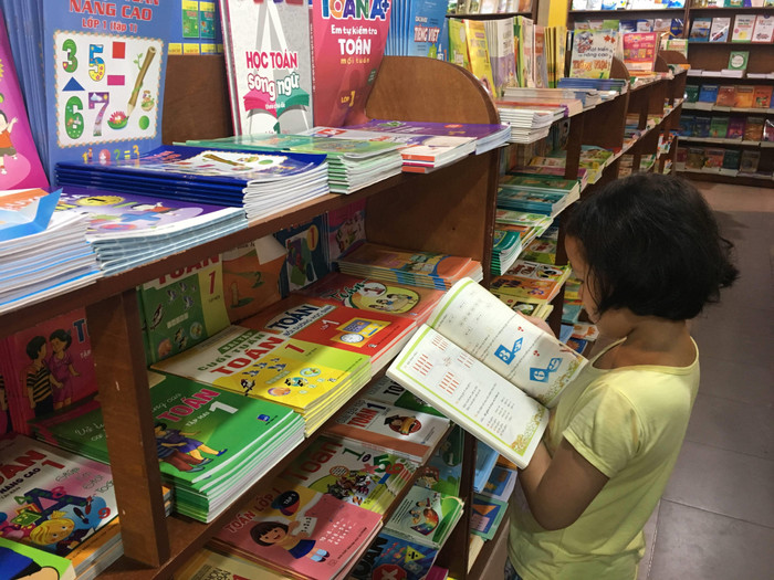 Các trường không được tự ý mua sách của các đơn vị khác ngoài 2 nhà cung cấp sách do Sở Giáo dục và Đào tạo Hà Nội chỉ đích danh. Ảnh: Vũ Phương.
