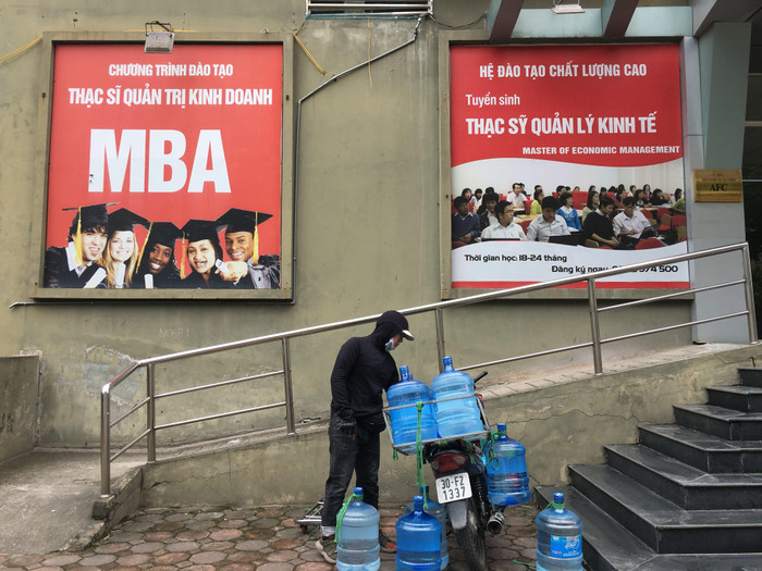 Bên ngoài văn phòng tuyển sinh của Đại học Trưng Vương chỉ giới thiệu ngắn gọn về chương trình đào tạo thạc sĩ. Ảnh: Vũ Phương. Bên ngoài văn phòng tuyển sinh của Đại học Trưng Vương chỉ giới thiệu ngắn gọn về chương trình đào tạo thạc sĩ. Ảnh: Vũ Phương.