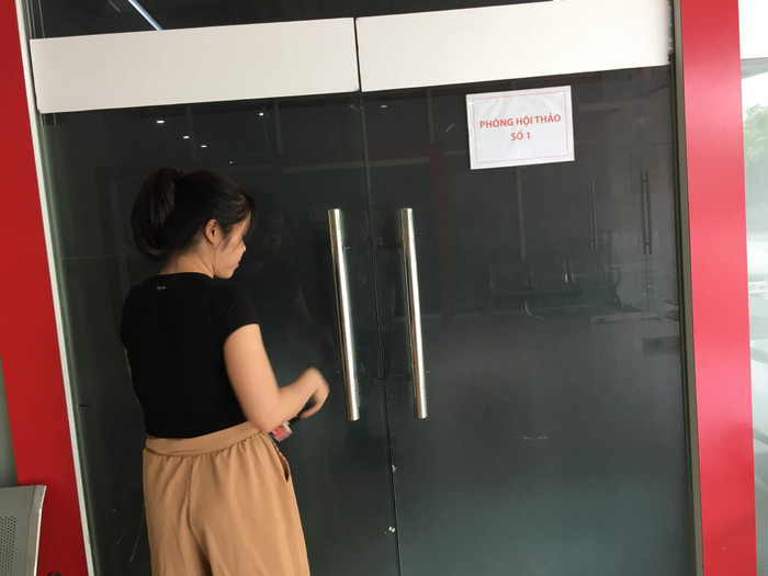 Nga mở cửa giới thiệu với phóng viên ngày thường 3 phòng hội thảo để làm phòng học thạc sĩ đóng cửa, chỉ cuối tuần mới nhộn nhịp. Ảnh: Vũ Phương. Nga mở cửa giới thiệu với phóng viên ngày thường 3 phòng hội thảo để làm phòng học thạc sĩ đóng cửa, chỉ cuối tuần mới nhộn nhịp. Ảnh: Vũ Phương.