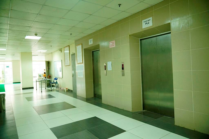 Mỗi đơn nguyên có 5 thang máy vận hành 24/24 giúp sinh viên đi lại thuận tiện. Mỗi đơn nguyên có 5 thang máy vận hành 24/24 giúp sinh viên đi lại thuận tiện.