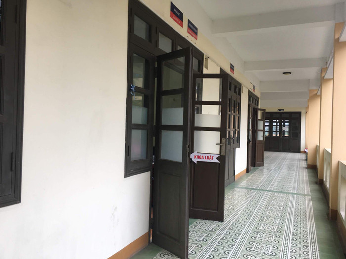 Trên tầng 3 Trường đại học Đại Nam, phòng khoa Luật và Viện Ngôn ngữ Anh tư vấn tuyển sinh và nhận hồ sơ văn bằng 2 tiếng Anh hệ đại học chính quy. Ảnh: Vũ Phương.