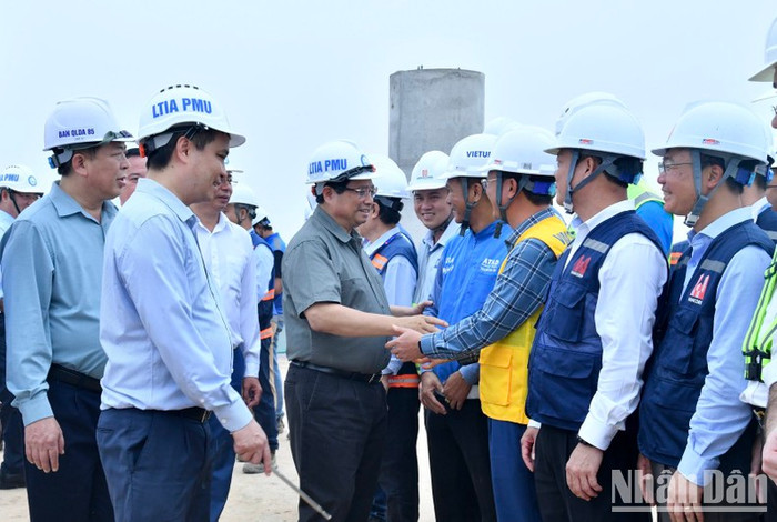 Thủ tướng Phạm Minh Chính tới thăm công trường, động viên kỹ sư, công nhân đang thi công Nhà ga hành khách Cảng hàng không quốc tế Long Thành. (Ảnh: Thanh Giang) Thủ tướng Phạm Minh Chính tới thăm công trường, động viên kỹ sư, công nhân đang thi công Nhà ga hành khách Cảng hàng không quốc tế Long Thành. (Ảnh: Thanh Giang)