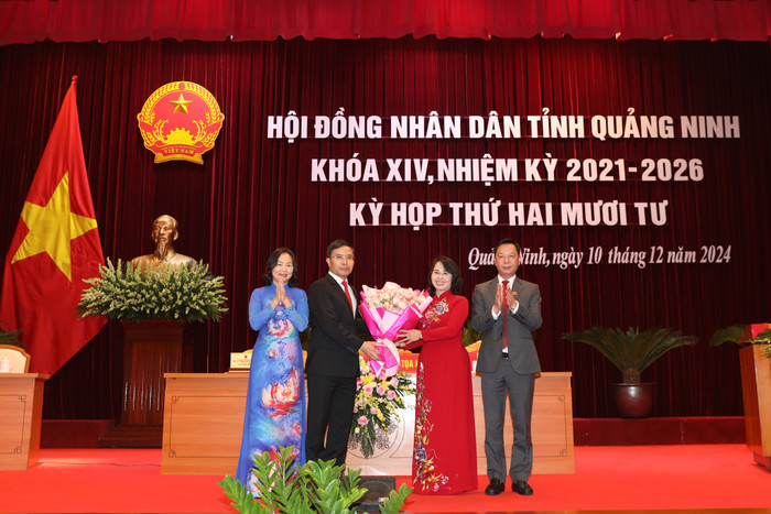Thường trực Hội đồng nhân dân tỉnh Quảng Ninh tặng hoa chúc mừng đồng chí Phạm Đức Ấn, Phó Bí thư Tỉnh ủy, Chủ tịch Ủy ban nhân dân tỉnh.
