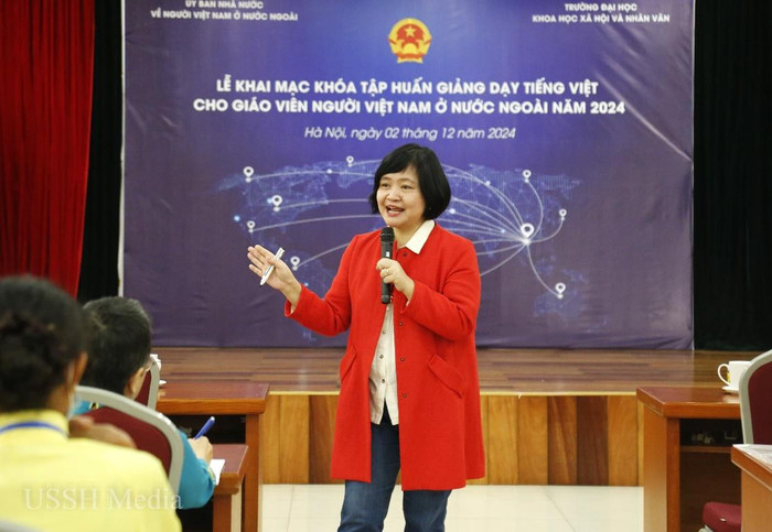 Tiến sĩ Nguyễn Thụy Anh - tác giả Bộ sách Chào tiếng Việt trao đổi cùng các học viên tại Tọa đàm “Chia sẻ phương pháp dạy tiếng Việt cho trẻ em ở nước ngoài” trong khuôn khổ khoá tập huấn. Tiến sĩ Nguyễn Thụy Anh - tác giả Bộ sách Chào tiếng Việt trao đổi cùng các học viên tại Tọa đàm “Chia sẻ phương pháp dạy tiếng Việt cho trẻ em ở nước ngoài” trong khuôn khổ khoá tập huấn.