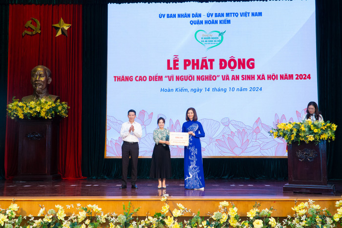 GELEX tham gia chương trình Tháng cao điểm “Vì người nghèo” và An sinh xã hội tại Ủy ban nhân dân quận Hoàn Kiếm, Hà Nội. B2_A2.jpg