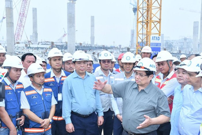 Thủ tướng Phạm Minh Chính trao đổi với cán bộ, kỹ sư, công nhân trên công trường xây dựng Nhà ga hành khách. (Ảnh: Thanh Giang) Thủ tướng Phạm Minh Chính trao đổi với cán bộ, kỹ sư, công nhân trên công trường xây dựng Nhà ga hành khách. (Ảnh: Thanh Giang)