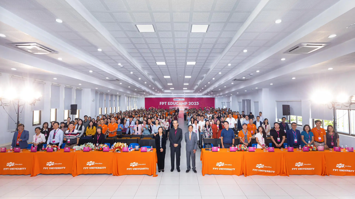 Các diễn giả, báo cáo viên và người tham dự tại phiên toàn thể FPT Educamp 2023. 52-63 TCBC FPT Educamp 2024_anh 1.png