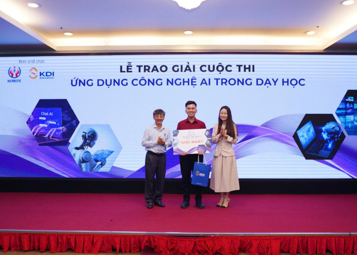 Phó Giáo sư, Tiến sĩ Bùi Văn Hồng (bìa trái) - Viện trưởng Viện Sư phạm Kỹ thuật, Trường Đại học Sư phạm kỹ thuật Thành phố Hồ Chí Minh và Bà Nguyễn Thị Huyền Trang - Tổng Giám đốc KDI Education trao giải cho thí sinh đạt giải Nhất, cuộc thi “Ứng dụng công nghệ AI trong dạy học”.